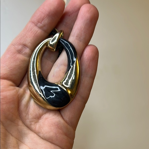 Elegant Gold and Black Pendant Necklace with green beads - Picture 10 of 10